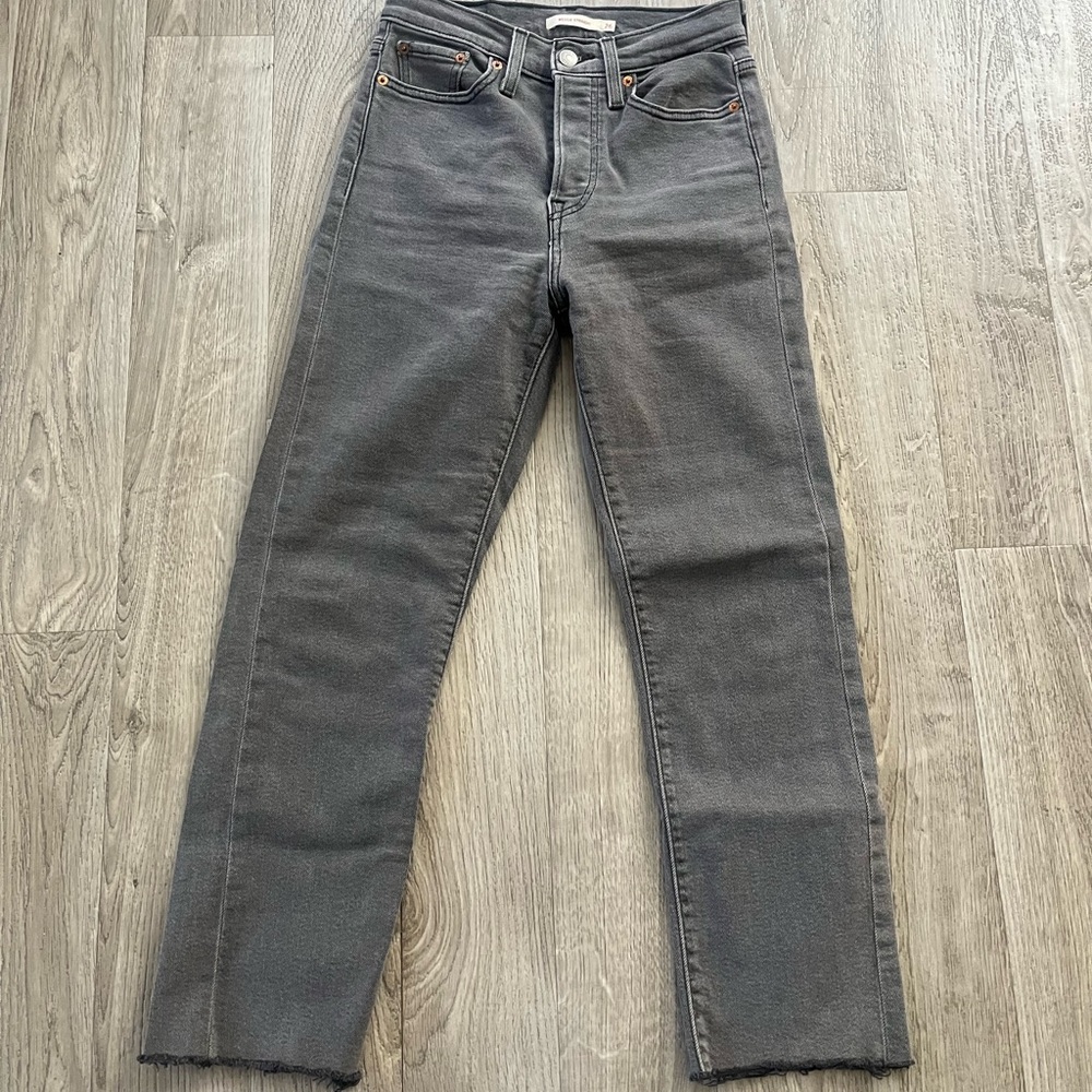 Levi’s Wedgie Straight High Rise Jeans Gray Denim Raw Hem Women’s W26 L28
